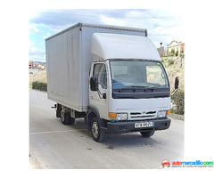 Nissan Caja Cerrada 2002
